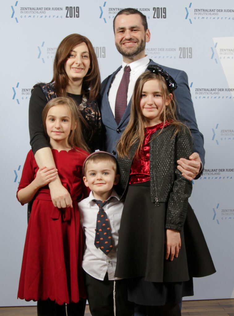 Sachsens Landesrabbiner Zsolt Balla mit seiner Familie Gemeinderabbiner von Leipzig Zsolt Balla Militärbundesrabbiner Zsolt Balla