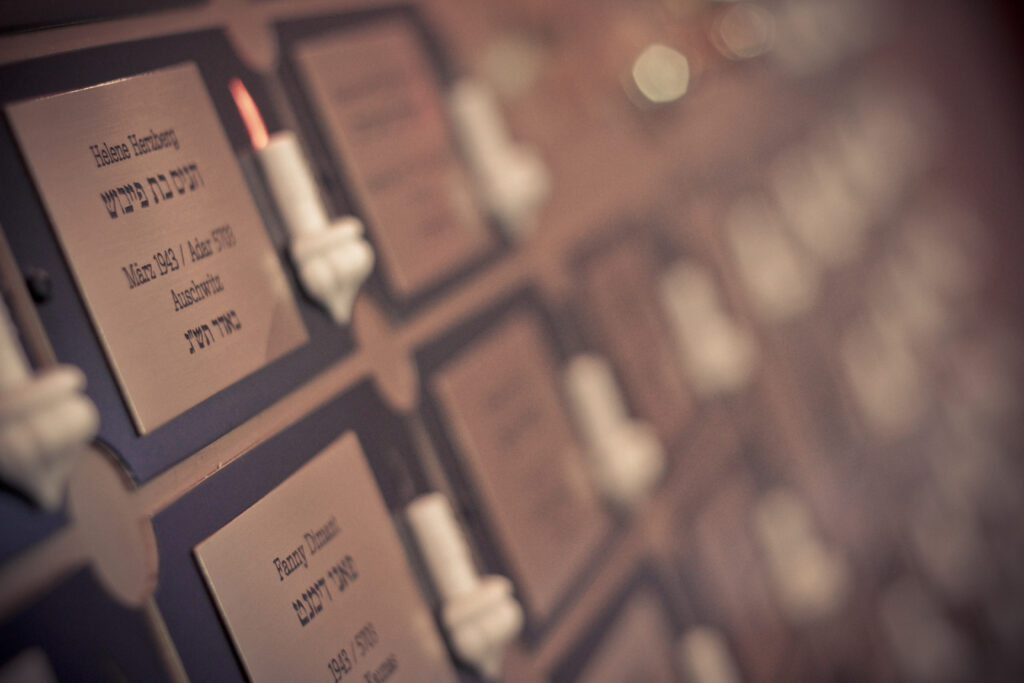 Jahrzeittafel Yahrzeittafel in der Dresdner Synagoge Jüdische Gemeinde zu Dresden Erinnerung an Verstorbene